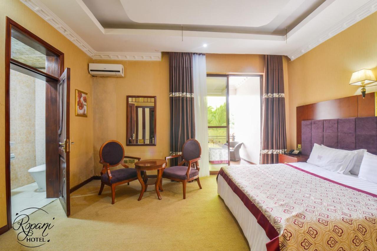 Ropani Hotel Kitende Luaran gambar