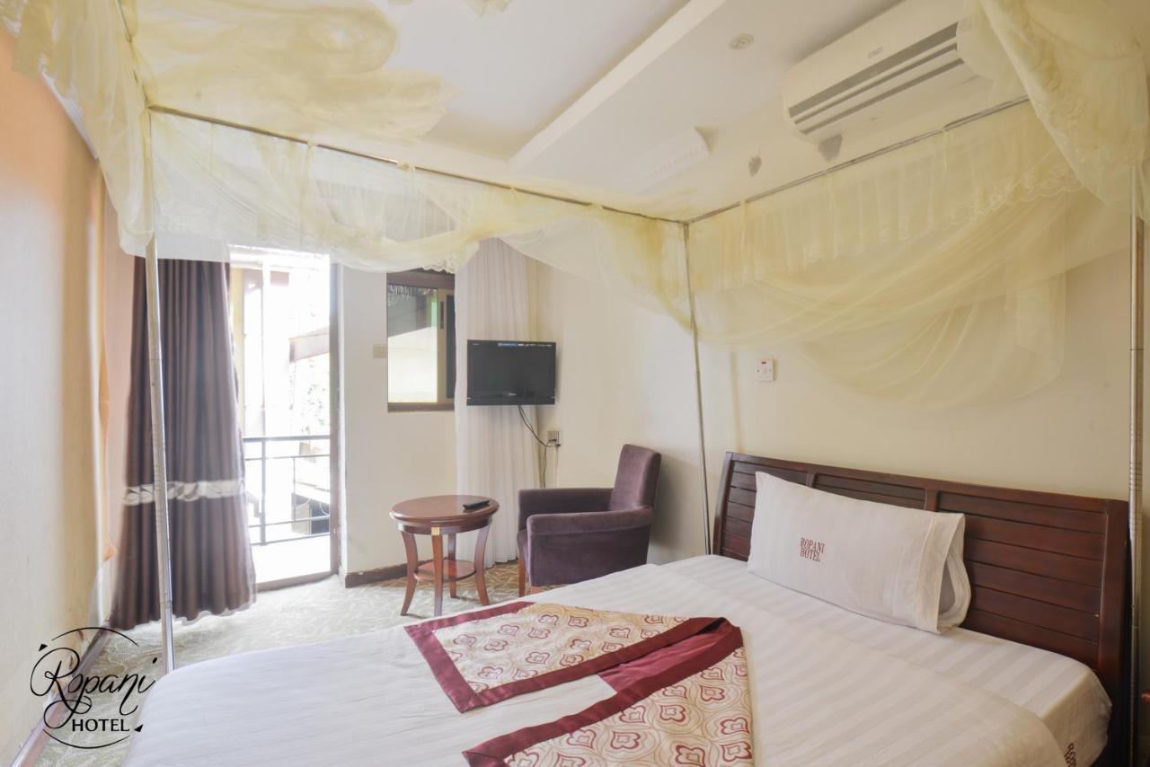 Ropani Hotel Kitende Luaran gambar