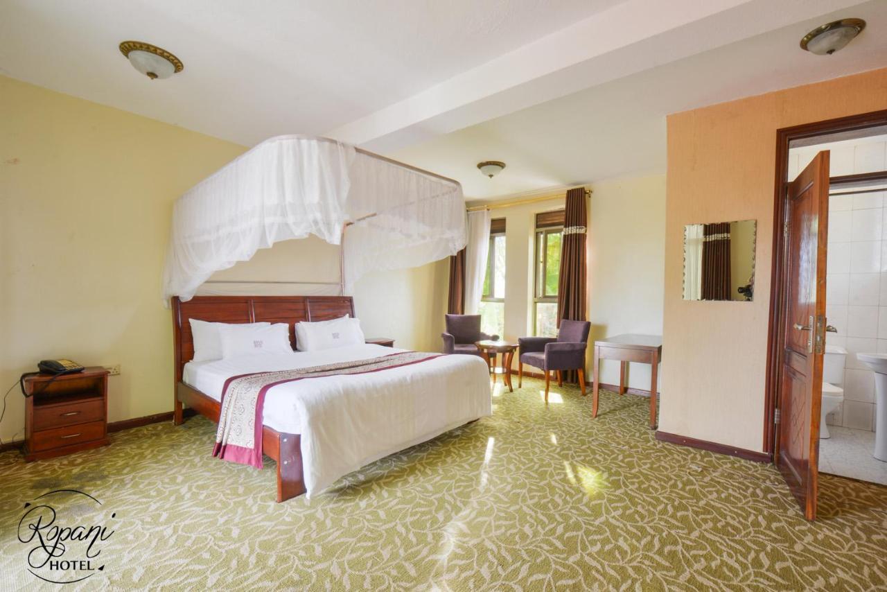 Ropani Hotel Kitende Luaran gambar
