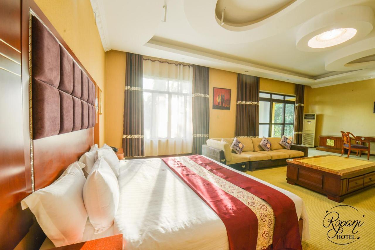 Ropani Hotel Kitende Luaran gambar