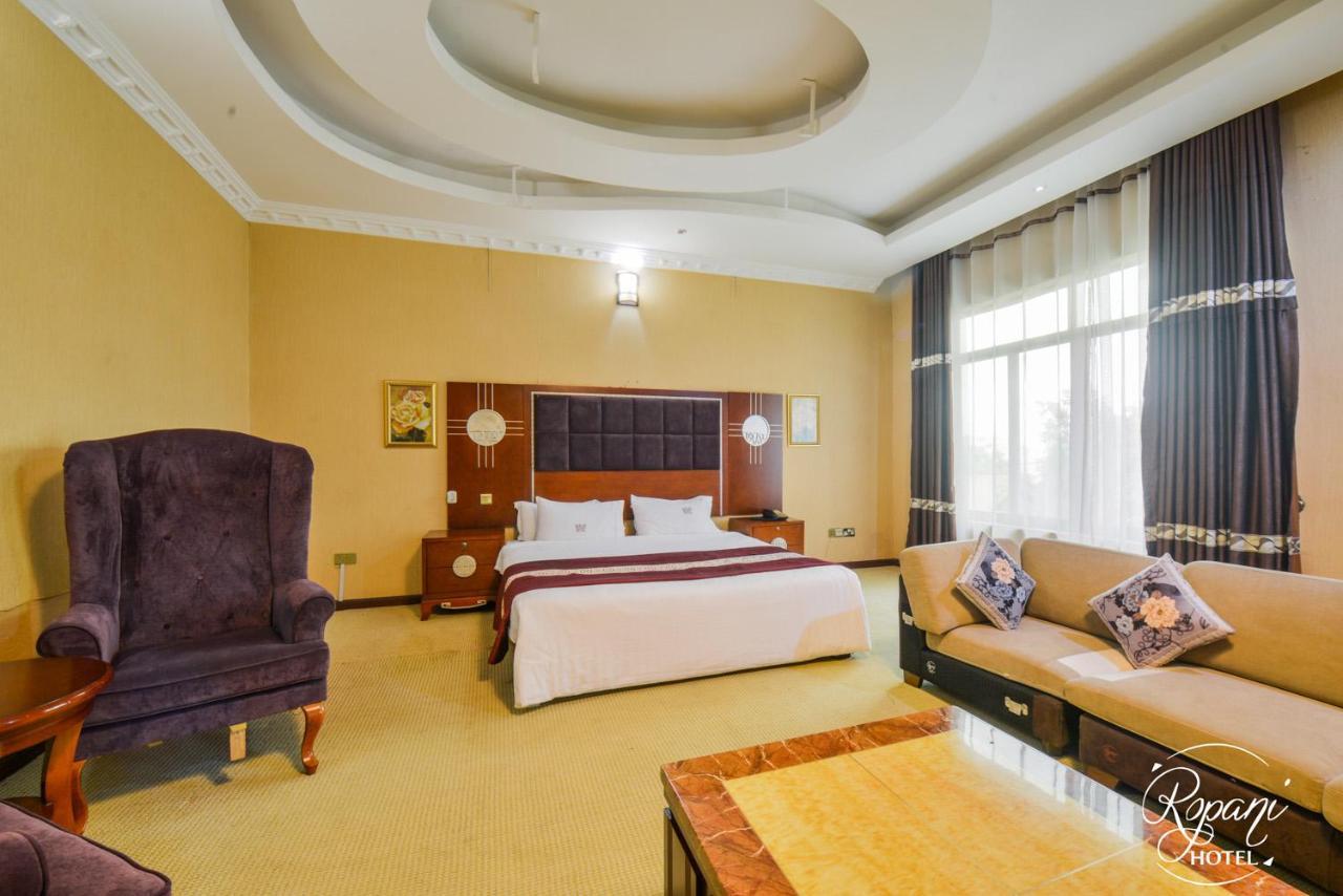 Ropani Hotel Kitende Luaran gambar