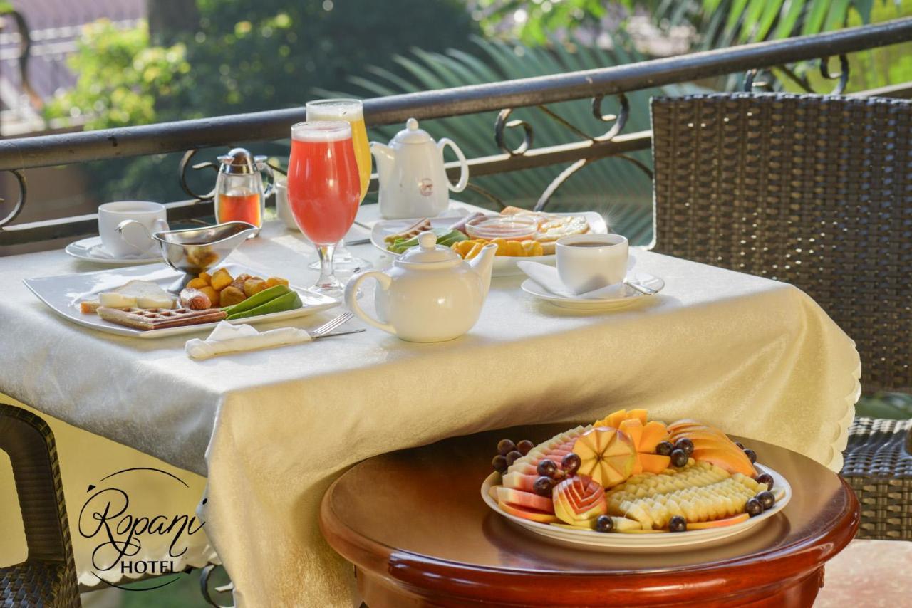 Ropani Hotel Kitende Luaran gambar
