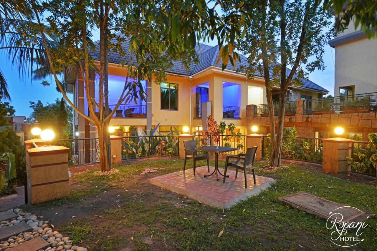 Ropani Hotel Kitende Luaran gambar