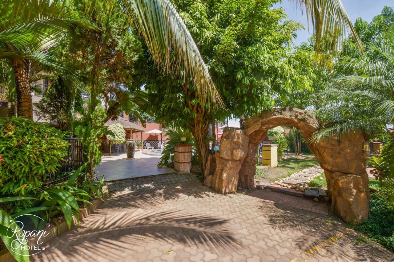 Ropani Hotel Kitende Luaran gambar