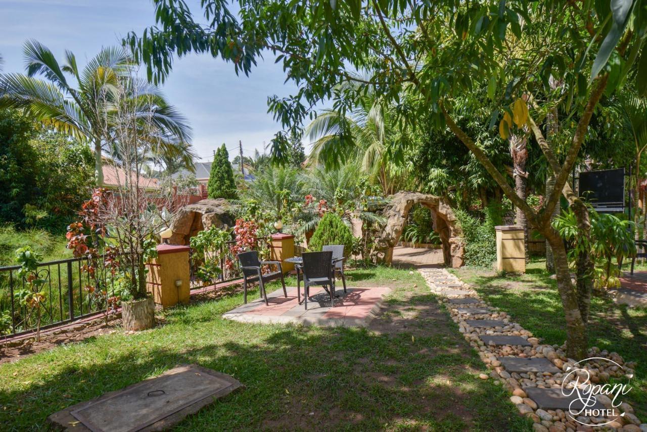 Ropani Hotel Kitende Luaran gambar