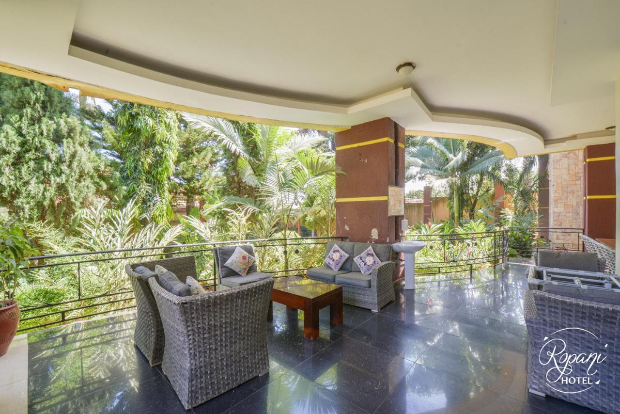 Ropani Hotel Kitende Luaran gambar