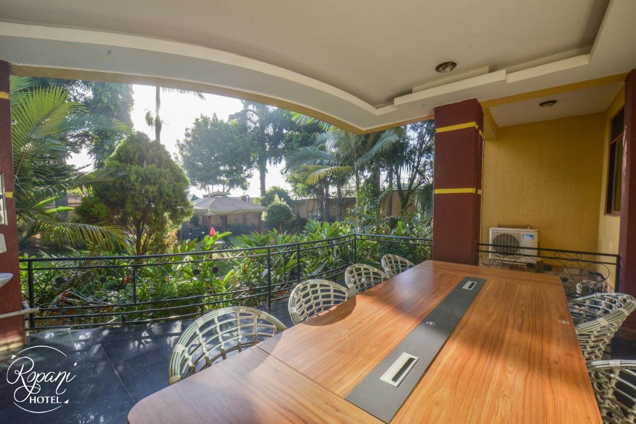 Ropani Hotel Kitende Luaran gambar