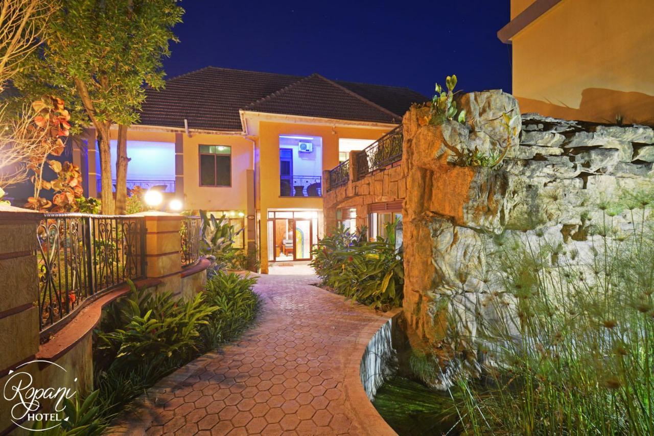Ropani Hotel Kitende Luaran gambar